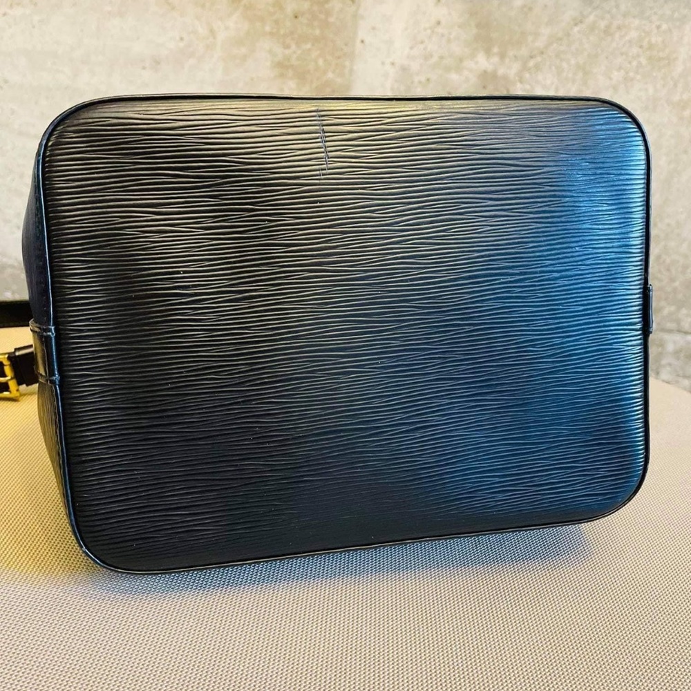 LV Pétit Noé Épi leather bag